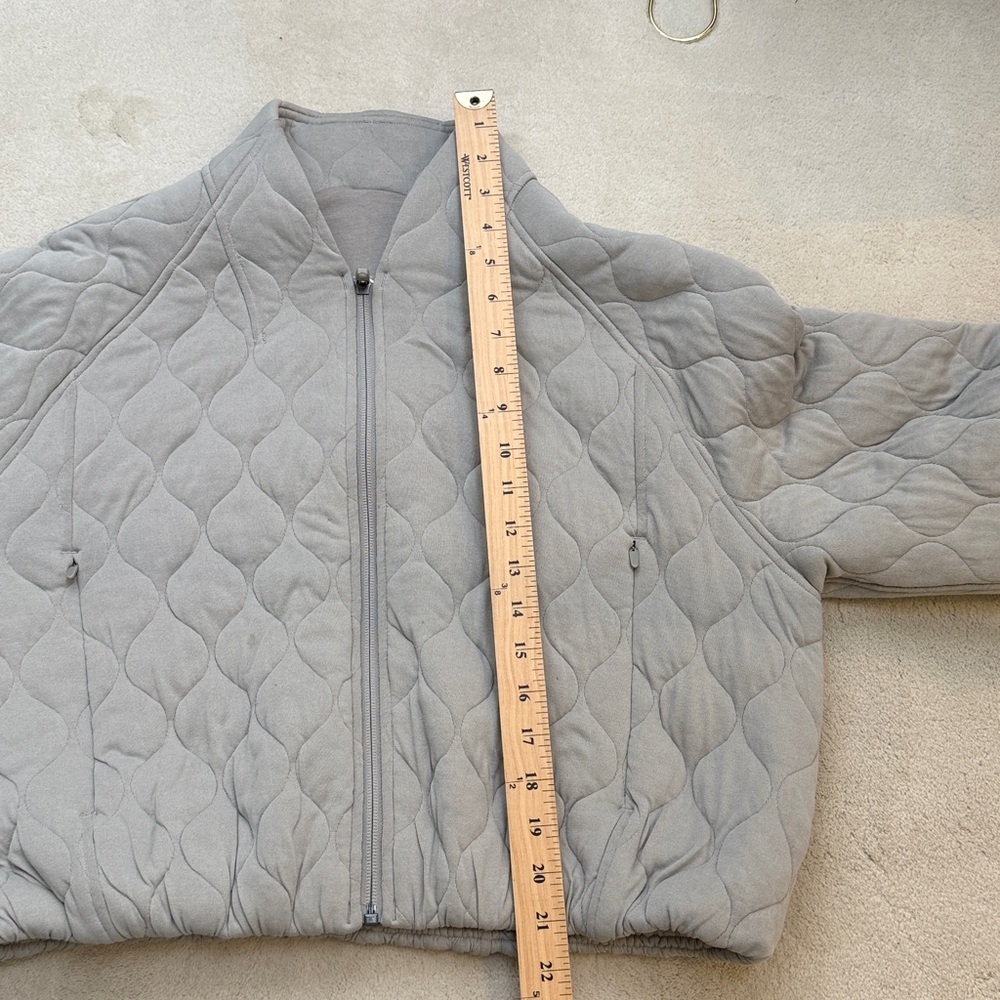 Lululemon Quilted Riverstone Taupe Bubble Shaped Cropped Bomber Jacket Size 8 - Picture 12 of 13